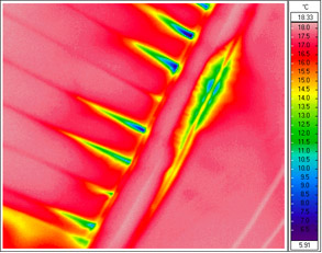 Gebäudethermografie und BlowerDoor: Thermogramm mit einströmender Kaltluft Gebäudethermografie und BlowerDoor: Thermogramm mit einströmender Kaltluft